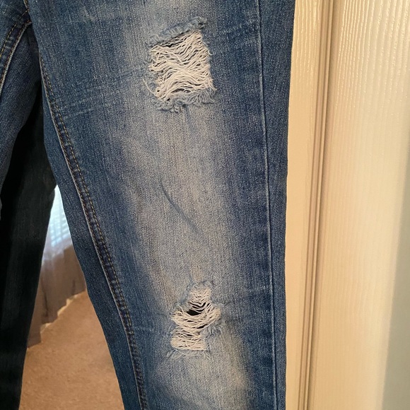 SOLD! Dollhouse distressed roll up skinny Capri - Picture 3 of 5